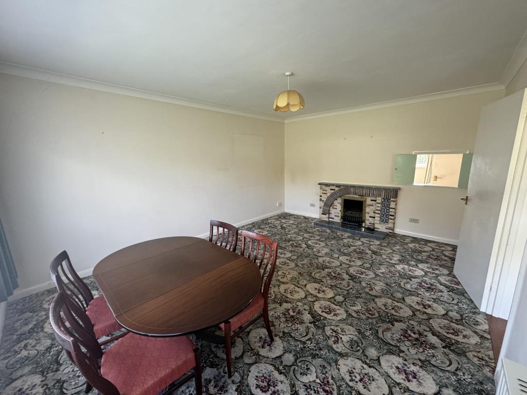 Lot: 131 - DETACHED BUNGALOW REQUIRING MODERNISATION ON A GENEROUS PLOT - View of the living room